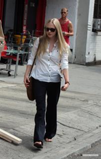 Amanda Seyfried feet photo thumbnail