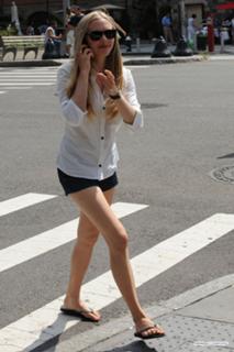 Amanda Seyfried feet photo thumbnail