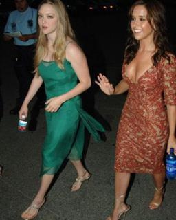 Amanda Seyfried feet photo thumbnail