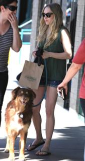 Amanda Seyfried feet photo thumbnail