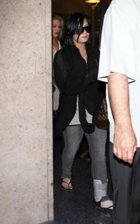 Demi Lovato feet photo thumbnail