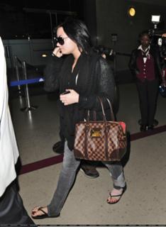 Demi Lovato feet photo thumbnail