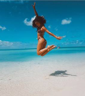 Isis Valverde feet photo thumbnail