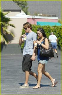 Vanessa Hudgens feet photo thumbnail