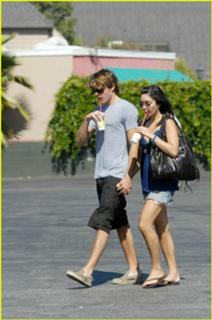 Vanessa Hudgens feet photo thumbnail