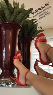 Cláudia Citroni feet photo thumbnail