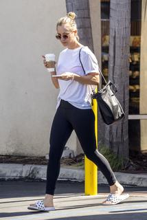 Kaley Cuoco feet photo thumbnail