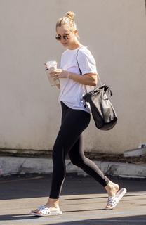 Kaley Cuoco feet photo thumbnail
