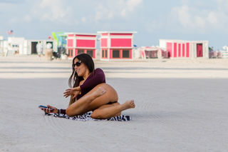 Claudia Romani feet photo thumbnail