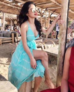 Mouni Roy feet photo thumbnail