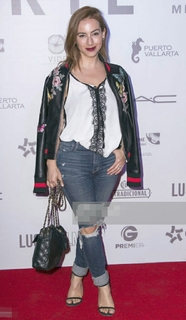 Claudia Lizaldi feet photo thumbnail