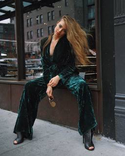 Xenia Tchoumitcheva feet photo thumbnail