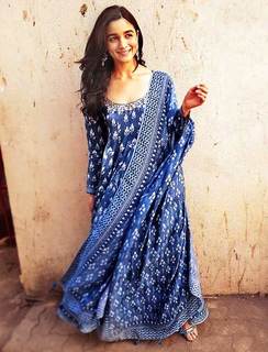 Alia Bhatt feet photo thumbnail