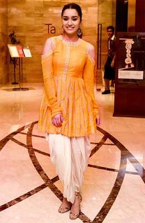 Shraddha Kapoor feet photo thumbnail