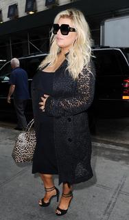 Jessica Simpson feet photo thumbnail