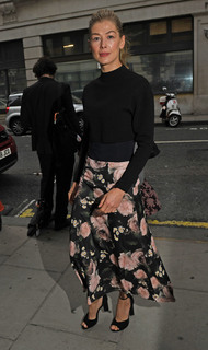 Rosamund Pike feet photo thumbnail