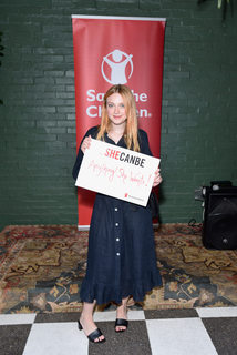 Dakota Fanning feet photo thumbnail