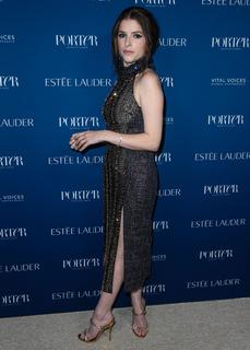 Anna Kendrick feet photo thumbnail