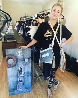 Kaley Cuoco feet photo thumbnail