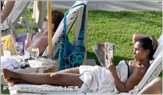 Alicia Keys feet photo thumbnail