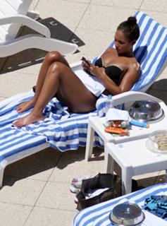 Alicia Keys feet photo thumbnail