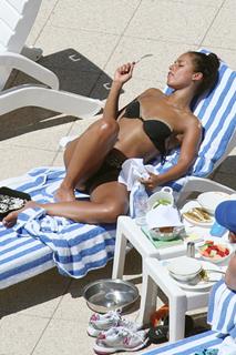 Alicia Keys feet photo thumbnail
