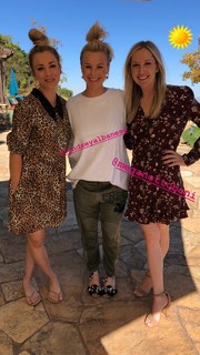 Kaley Cuoco feet photo thumbnail