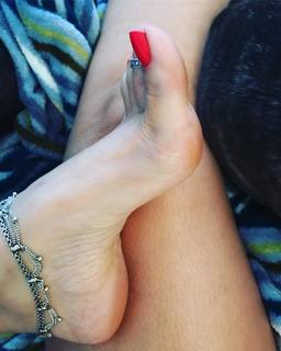 Karin Klemp feet photo thumbnail