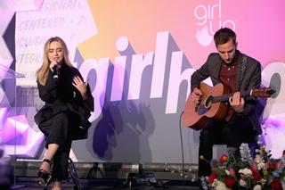 Sabrina Carpenter feet photo thumbnail