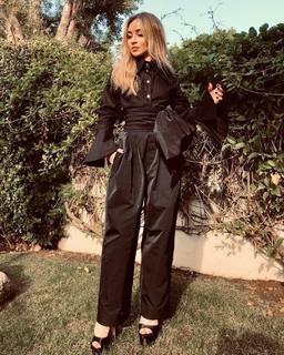 Sabrina Carpenter feet photo thumbnail