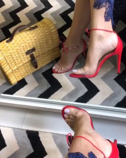 Cláudia Citroni feet photo thumbnail