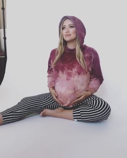 Hilary Duff feet photo thumbnail