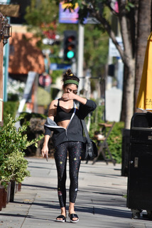 Sarah Hyland feet photo thumbnail