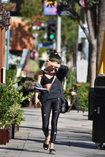 Sarah Hyland feet photo thumbnail