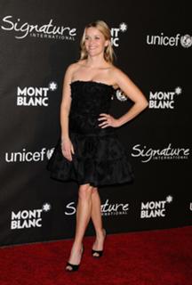 Reese Witherspoon feet photo thumbnail