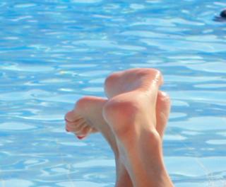 Kirsten Dunst feet photo thumbnail
