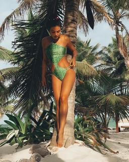 Isis Valverde feet photo thumbnail