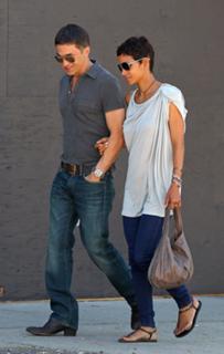 Halle Berry feet photo thumbnail