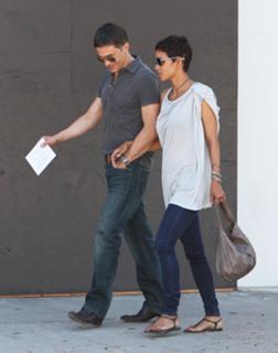Halle Berry feet photo thumbnail