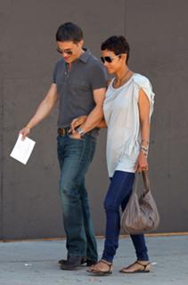 Halle Berry feet photo thumbnail