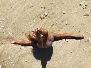 Kino MacGregor feet photo thumbnail
