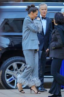 Katie Holmes feet photo thumbnail