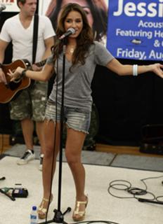 Jessie James Decker feet photo thumbnail