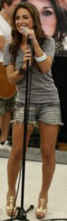 Jessie James Decker feet photo thumbnail