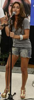 Jessie James Decker feet photo thumbnail