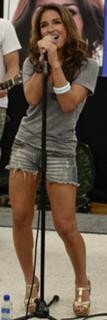 Jessie James Decker feet photo thumbnail