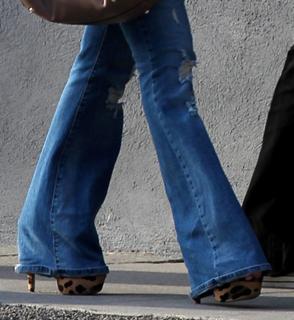 Jessica Simpson feet photo thumbnail