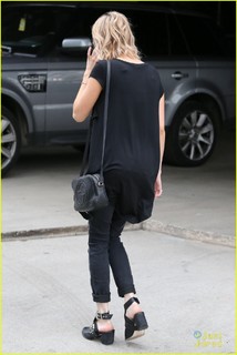 Emma Roberts feet photo thumbnail
