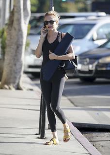 Heather Graham feet photo thumbnail