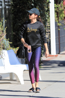 Sarah Hyland feet photo thumbnail